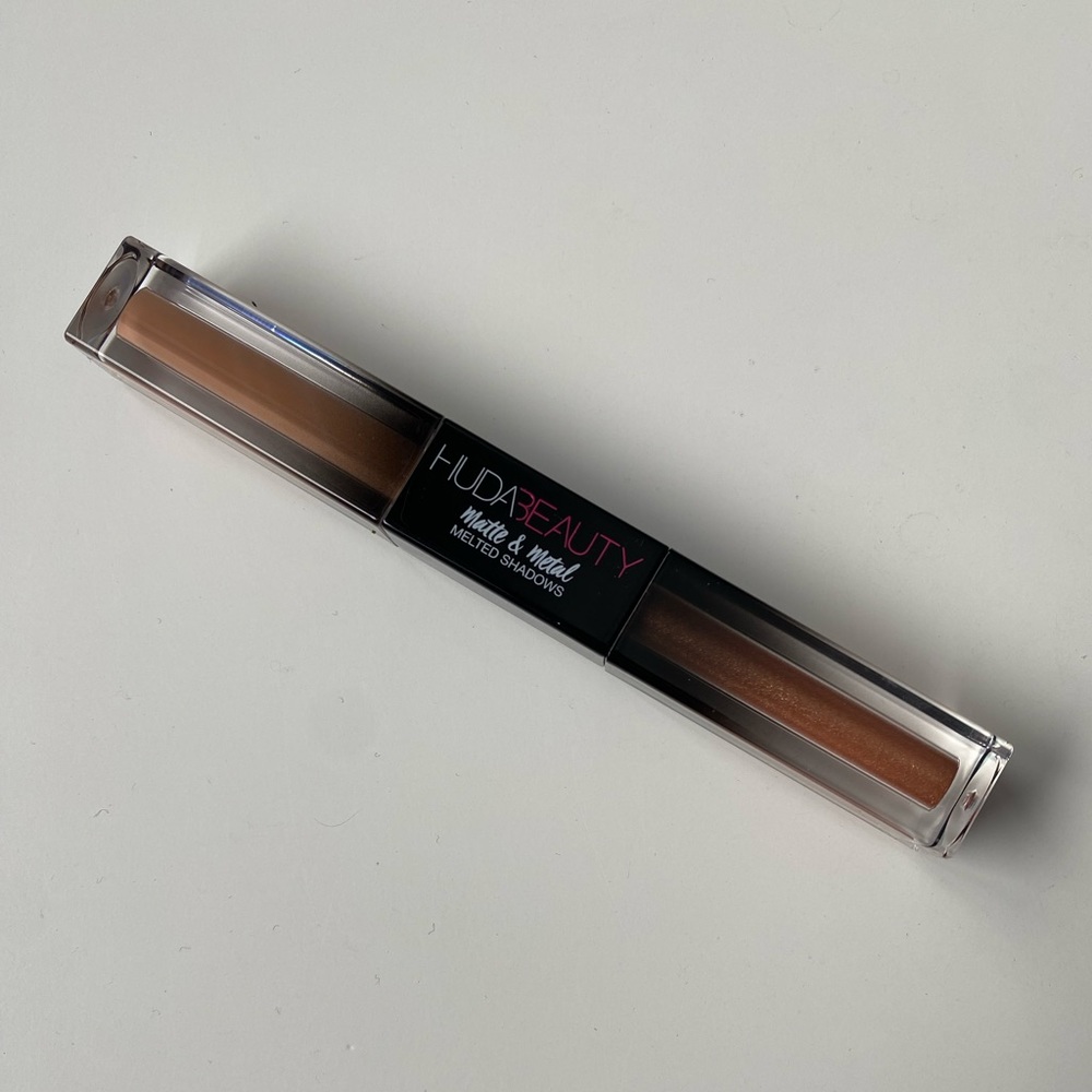 BNIB Huda Beauty Matte & Metal Liquid Eyeshadow in Double-Pump Latte, Drop Top